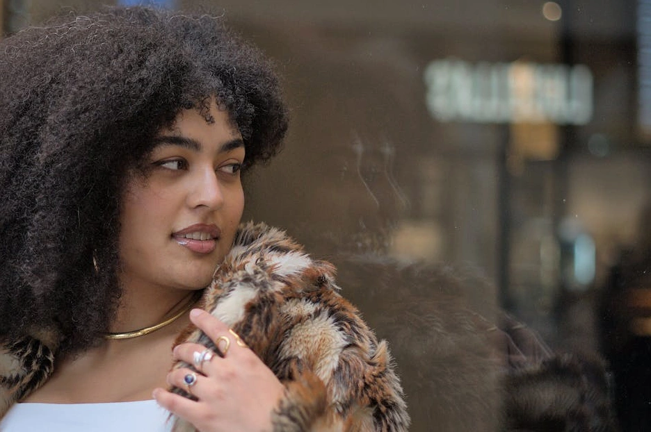 Modern ve aydınlık bir ofis binasının dış cephesi